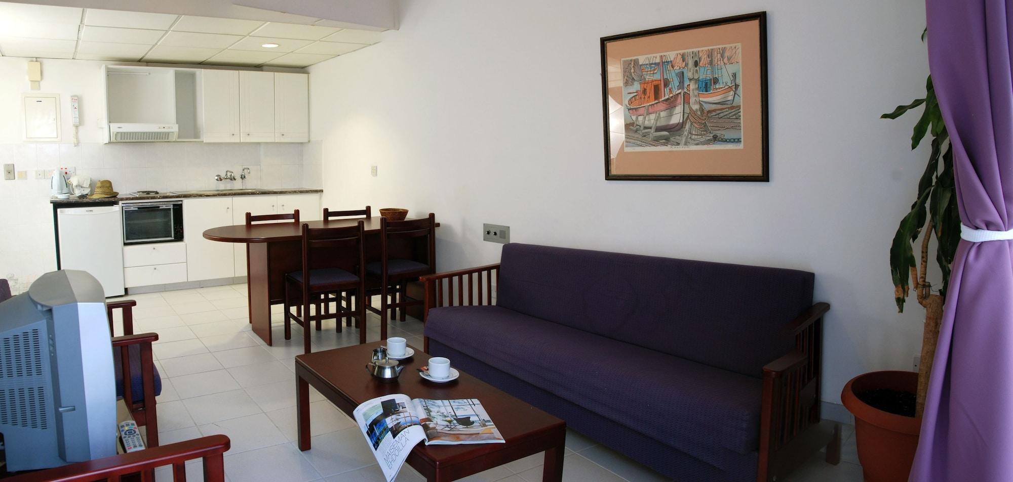 Blue Crane Hotel Apts Лимасол Экстерьер фото