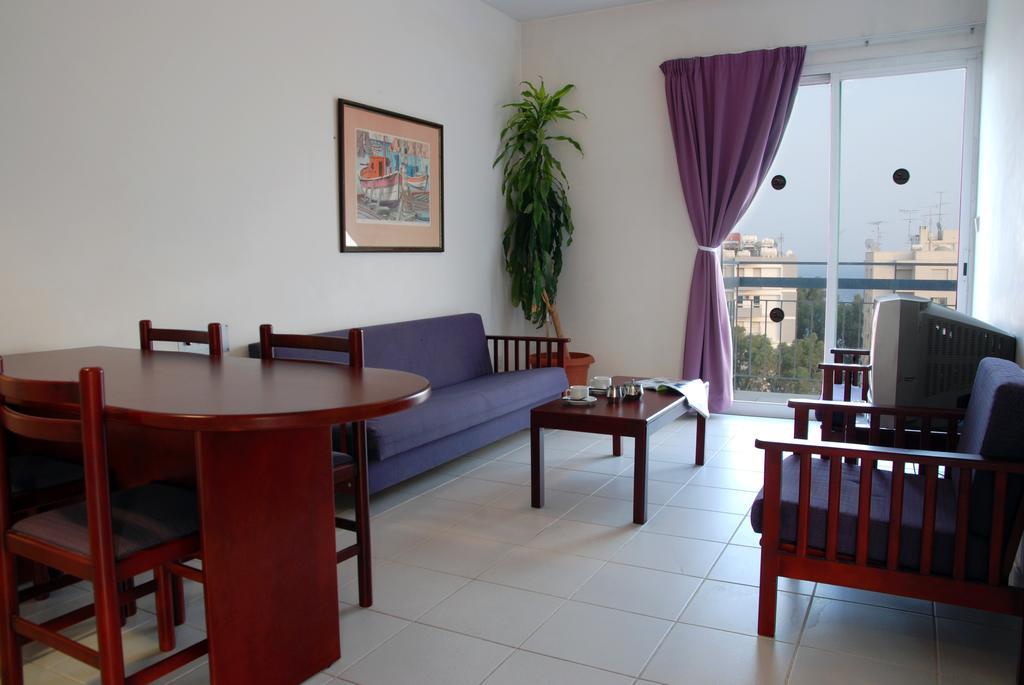 Blue Crane Hotel Apts Лимасол Экстерьер фото