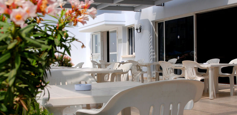 Blue Crane Hotel Apts Лимасол Экстерьер фото