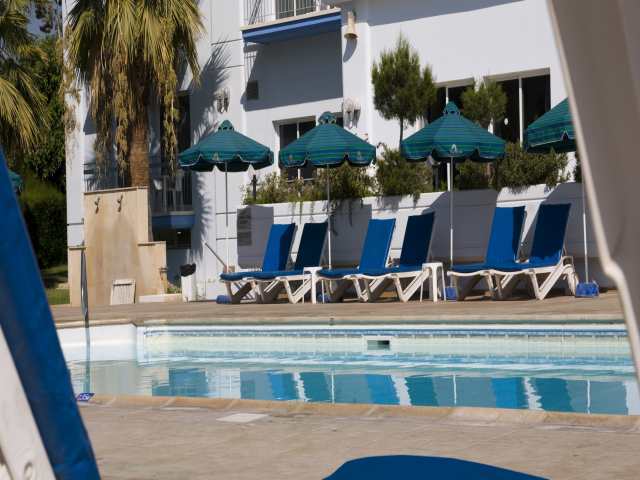 Blue Crane Hotel Apts Лимасол Экстерьер фото