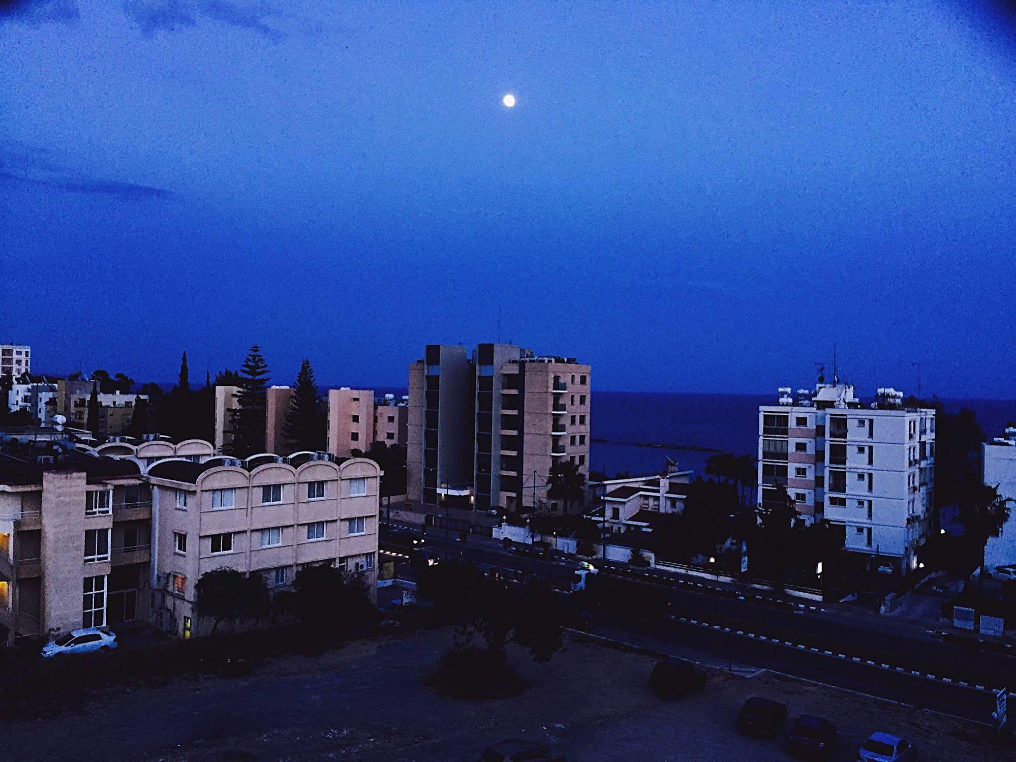 Blue Crane Hotel Apts Лимасол Экстерьер фото